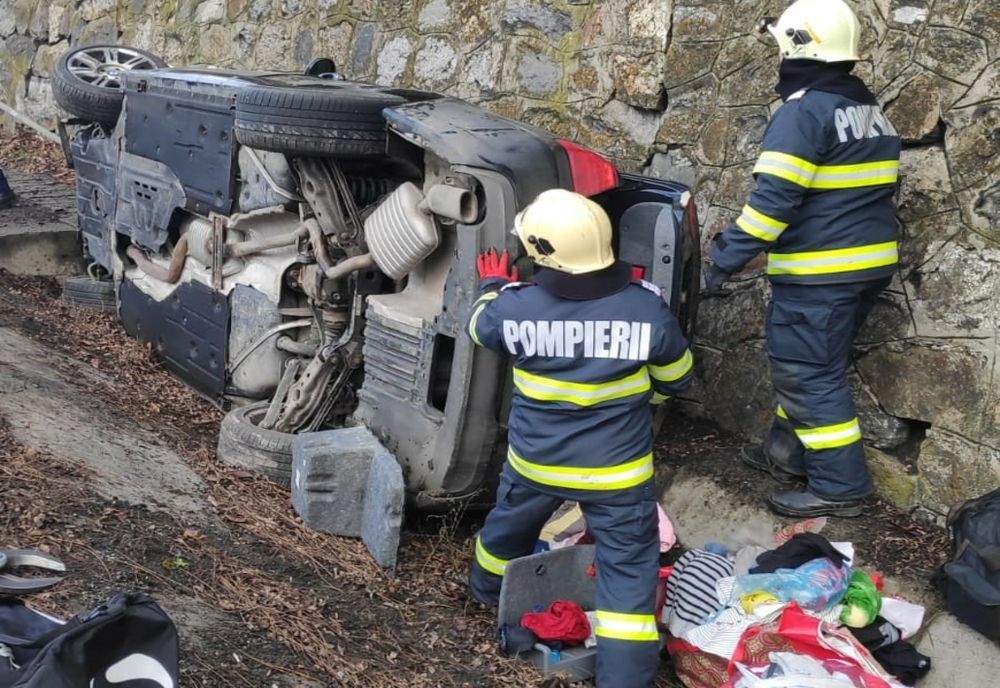 Accident pe o șosea din Caraș-Severin: o mașină s-a răsturnat și doi oameni au fost răniți
