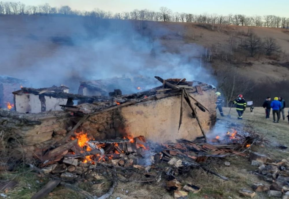 Un om a murit într-un incendiu care a cuprins un sălaș dintr-o zonă greu accesibilă