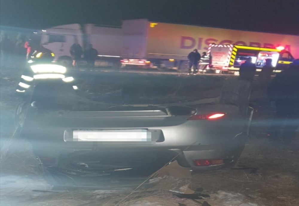 Accident mortal în județul Caraș-Severin, după ce o mașină s-a răsturnat într-un sens giratoriu