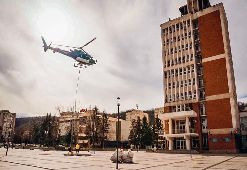 Acoperis refăcut cu ... elicopterul