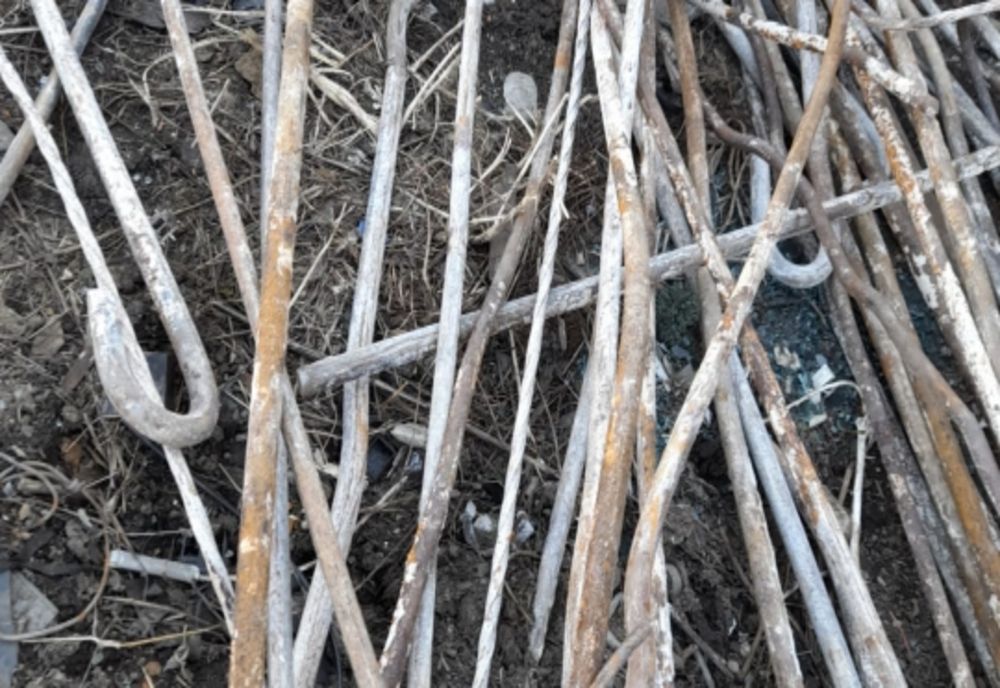 Prinși la furat de fier vechi: au sustras 500 de kg de metal