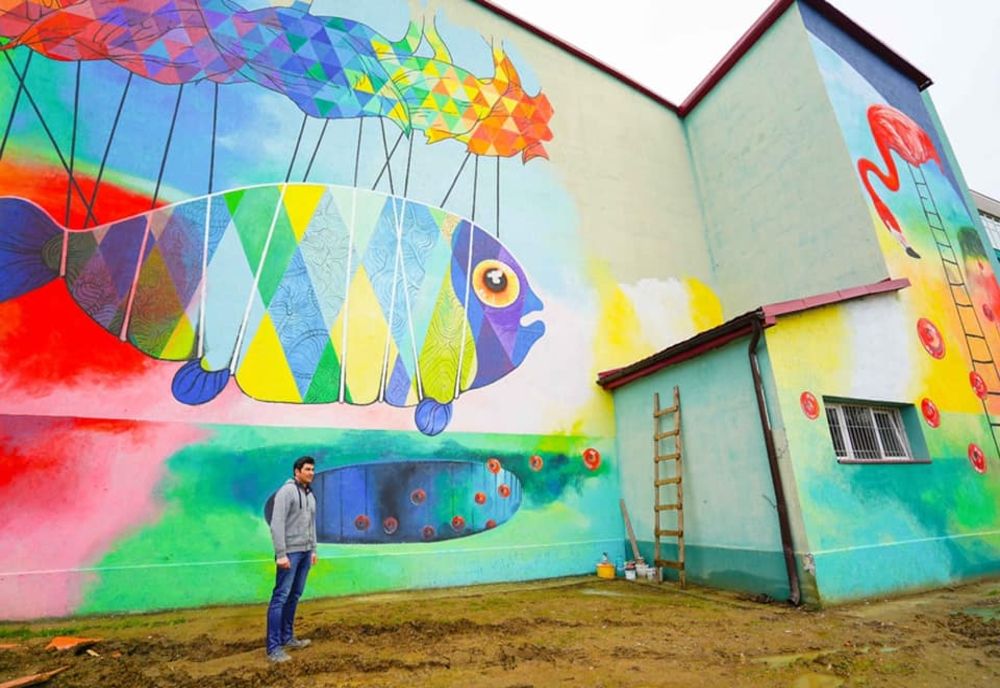 Pictură stradală pe peretele unei săli de sport