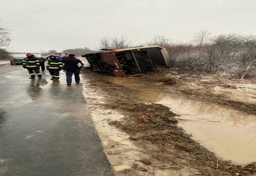 Autocar răsturnat pe o șosea din Caraș-Severin. A fost activat Planul Roșu