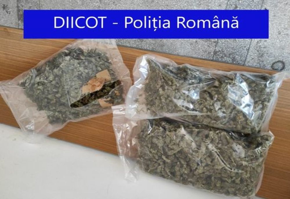 Prinși în flagrant în timp ce vindeau droguri aduse din Spania