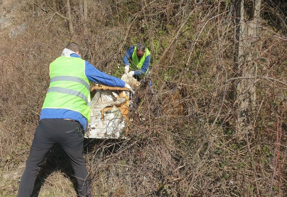 Jandarmii au făcut curățenie la intrarea în Reșița
