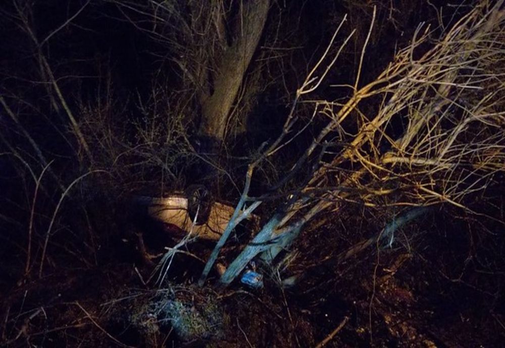 Mașină răsturnată într-o râpă, la Caransebeș