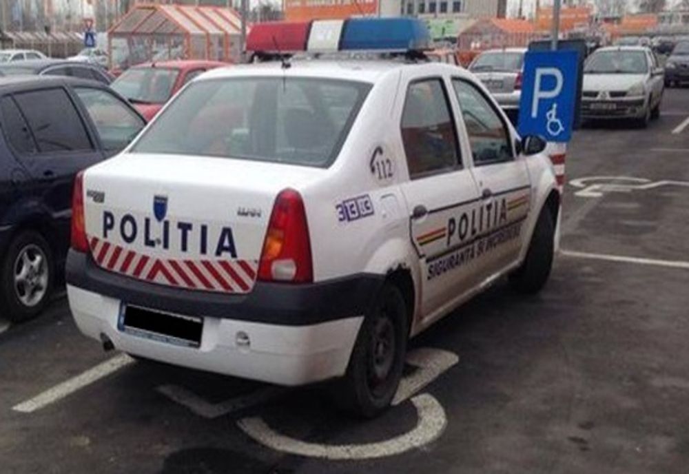 Mașină de poliție, parcată pe locul rezervat pesoanelor cu dizabilități, la Reșița