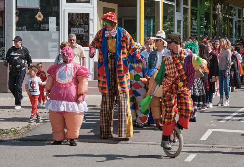 Vremea rea mută festivalul pentru copii în interior