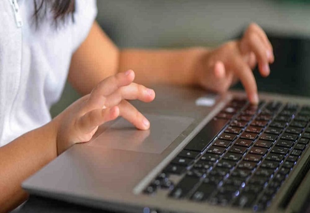 Tablete, laptopuri, camere web și alte echipamente IT pentru școlile din Reșița