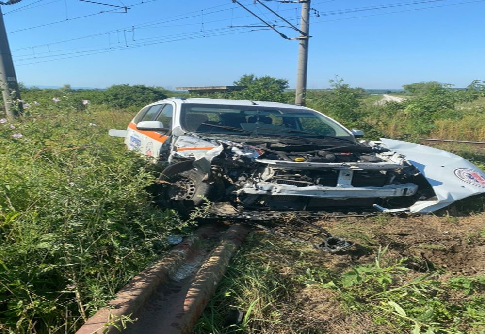 Ambulanță privată lovită de tren în județul Caraș-Severin