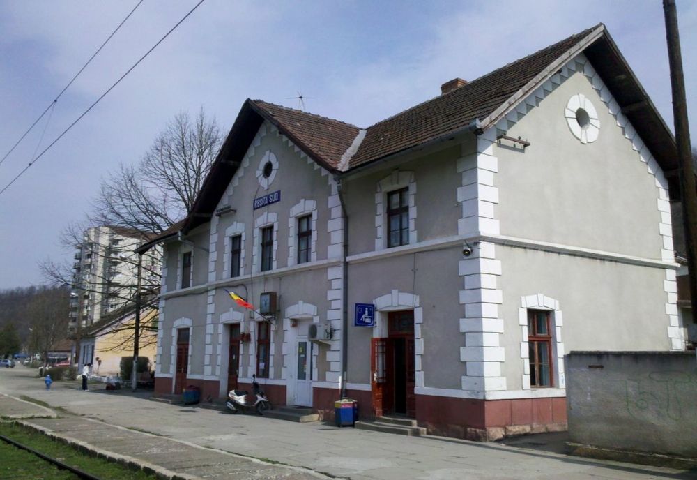 Bărbat înjunghiat de iubită pe peronul gării