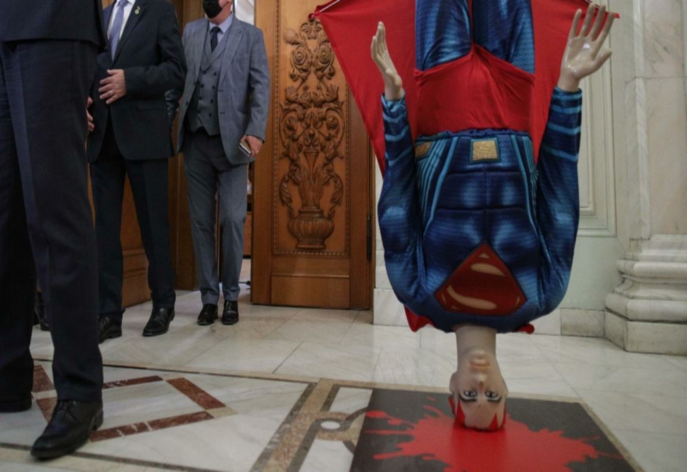 CULISELE STATULUI PARALEL. Dorin Iacob: „Avem un nou Superman: Klaus Iohannis”