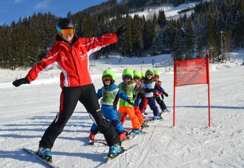 Bani pentru afacerile din turism, din Caraș-Severin. Cât a câștigat o școală de  de schi și snowboard 