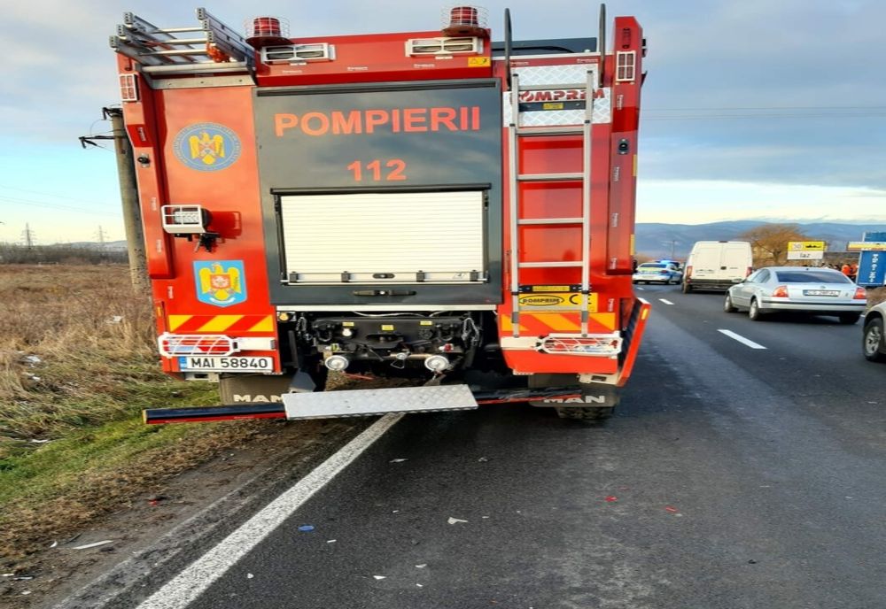 Autospecială a pompierilor avariată în timp ce aceștia interveneau la un accident rutier