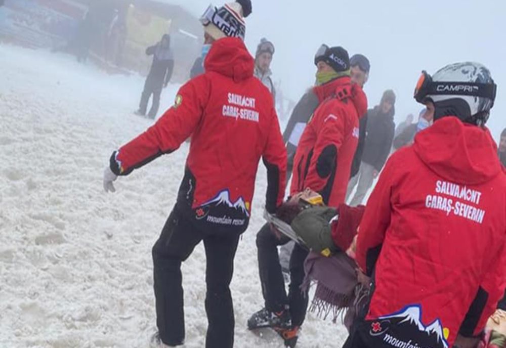 Un schior, luat cu elicopterul, după ce a căzut pe pârtie la Muntele Mic