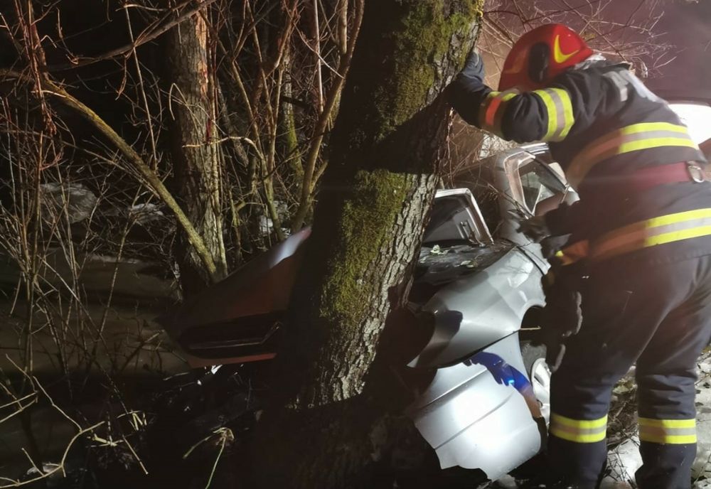 Un mort și doi răniți într-un accident pe o șosea din Caraș-Severin