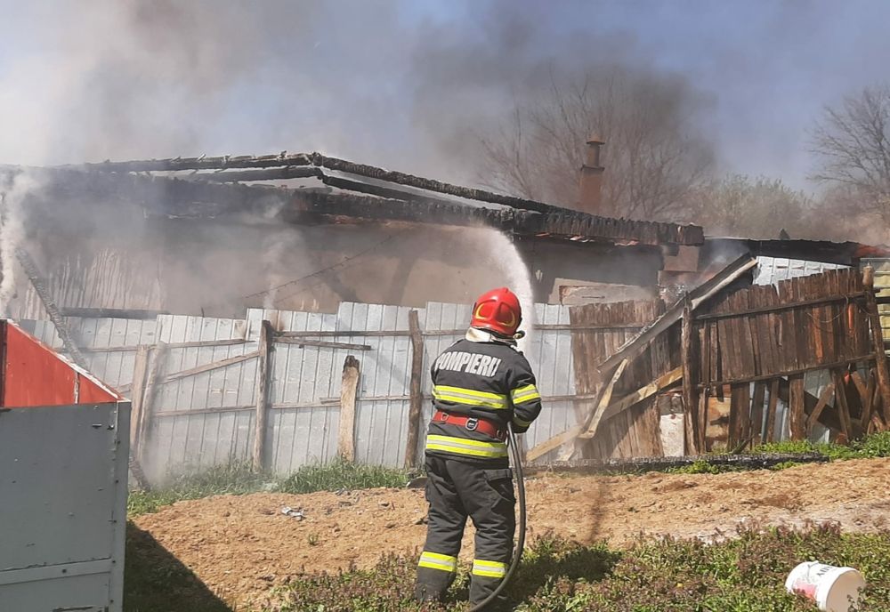 Incendiu într-o localitate cărășană