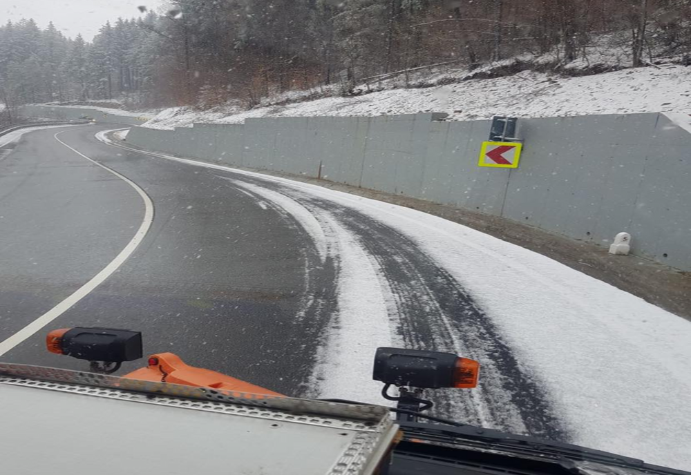 Utilajele de deszăpezire au acționat pe șapte drumuri naționale din Caraș-Severin
