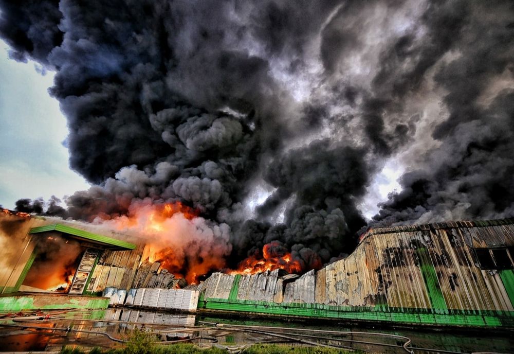 VIDEO | INCENDIU uriaș lângă Timișoara, la o fostă fabrică de țigări. Degajări mari de FUM - Mesaj RO-ALERT