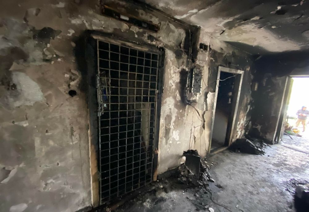 Incendiu într-un un bloc de garsoniere din Moldova Nouă 