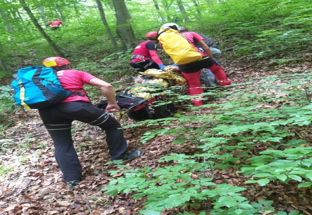 Turiști rătăciți pe munte, într-o regiune greu accesibilă