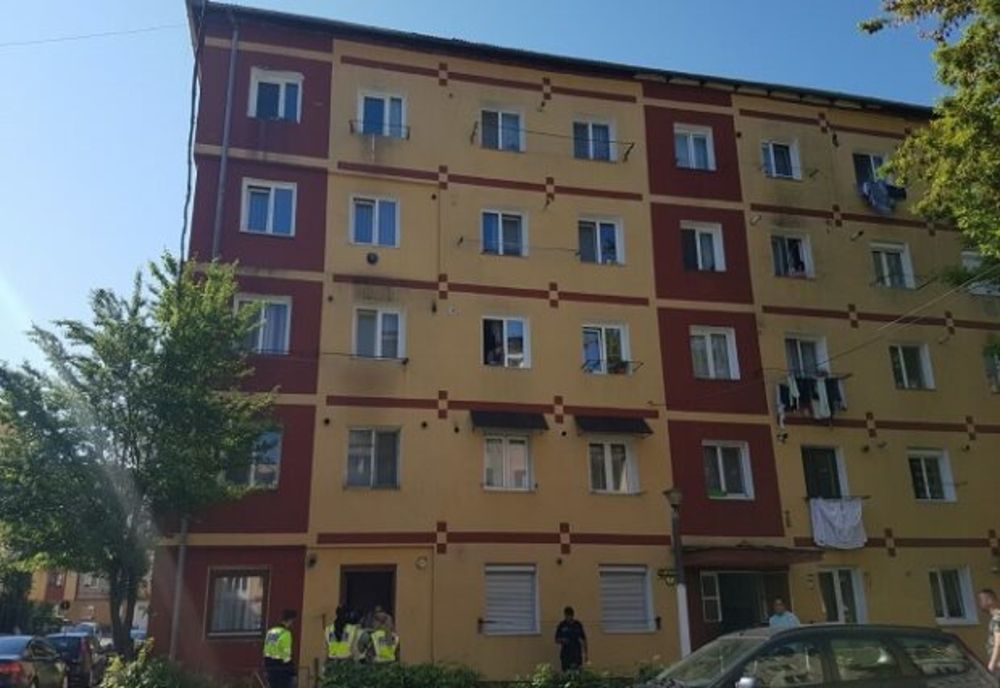 Întâmplare șocantă la Reșița: o tânără care amenința că se aruncă de pe un bloc a alunecat și a căzut accidental în gol