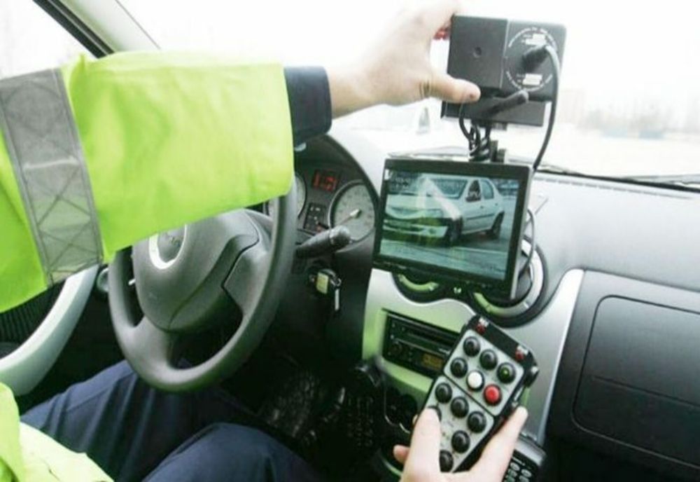 Controale pe șoselele din Caraș-Severin. Șoferii vitezomani, sancționați de polițiști