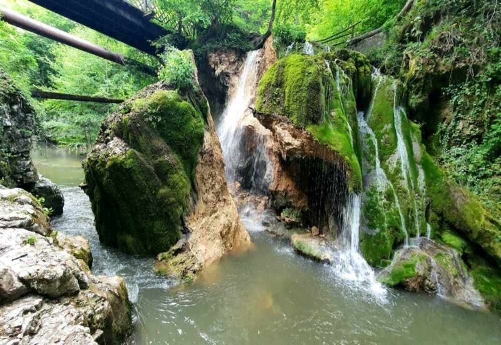 Cascada Bigăr rămâne o atracție turistică, deși s-a prăbușit. Ce îi atrage pe călători în zonă