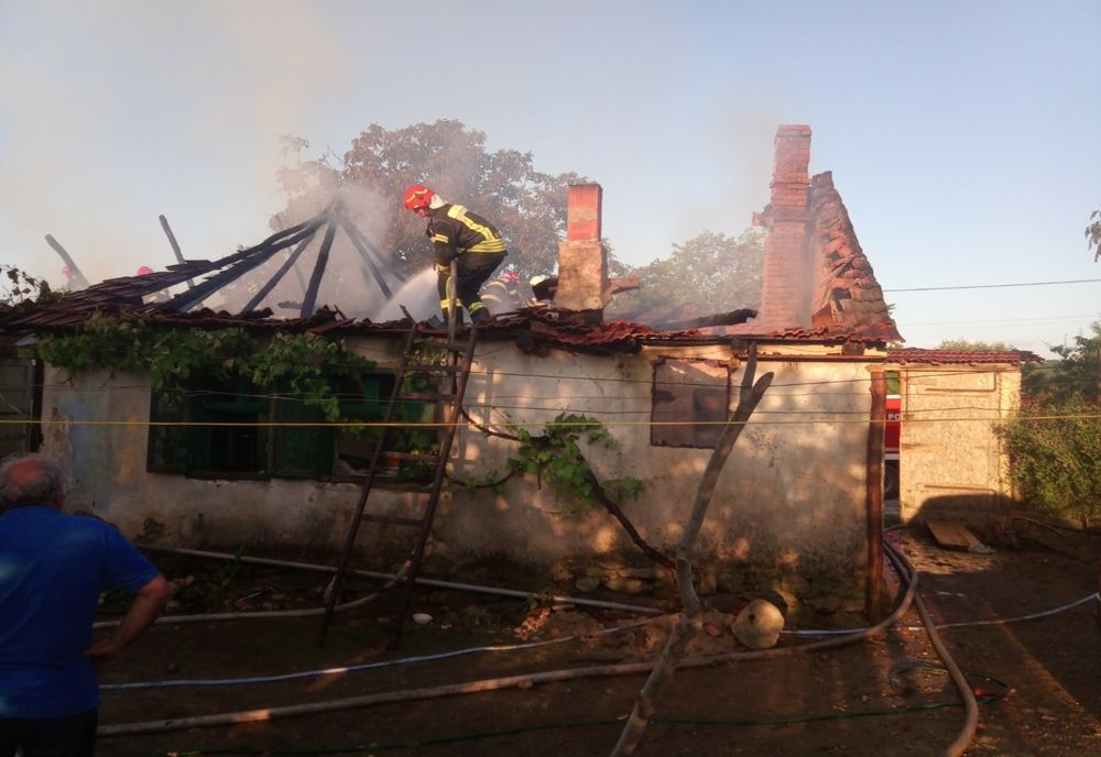 Caraş-Severin: O casă a fost distrusă într-un incendiu; trei persoane au necesitat ajutor medical