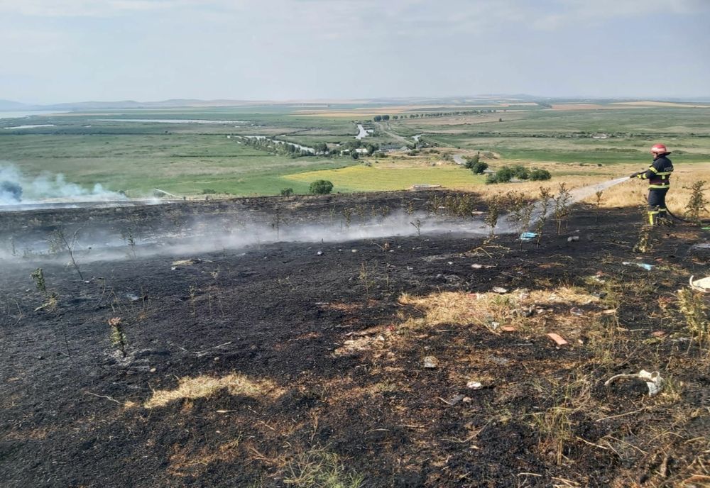  Un bărbat a fost găsit decedat pe un teren cuprins de un incendiu de vegetaţie uscată