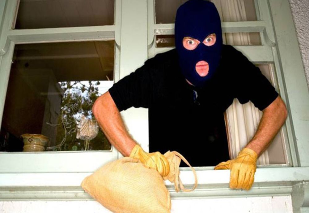 I-au furat toți banii unui bătrân de 84 de ani. Unul dntre hoți a fost reținut