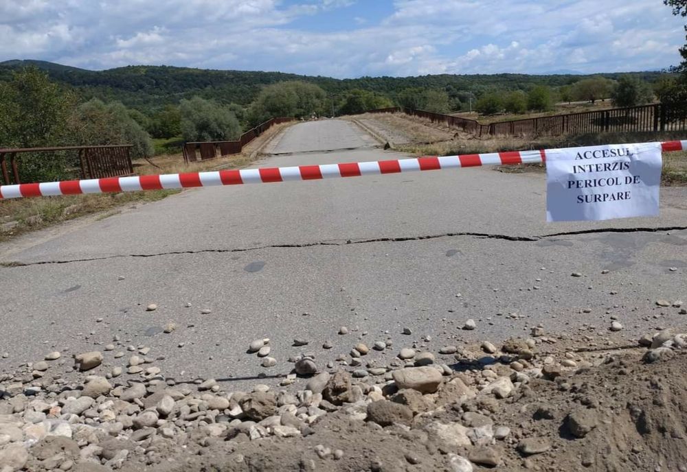 S-a rupt un pod în Banat. Drum închis
