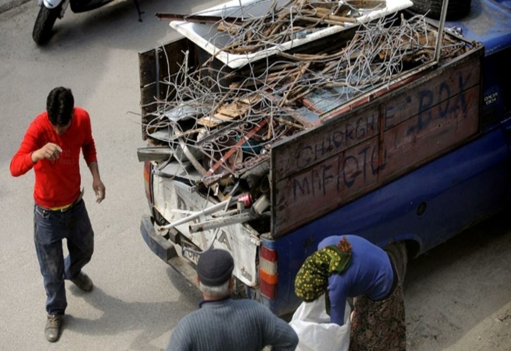 La furat cu microbuzul: au luat obloane de aluminiu și sute de kilograme de fier vechi