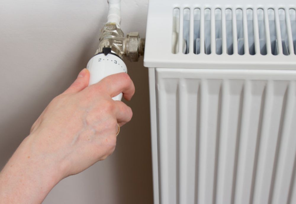 Românii ar putea ajunge să fie debranșați cu forța de furnizorii de energie - Scenariu sumbru