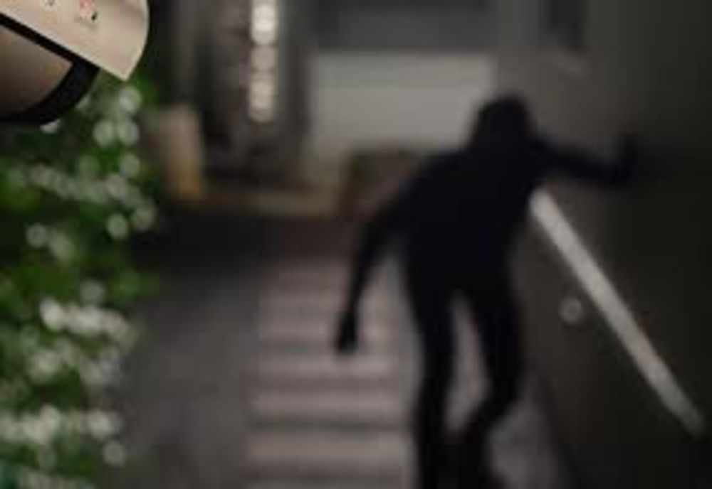 Reținut pentru comiterea unei tâlhării: miza, un telefon mobil