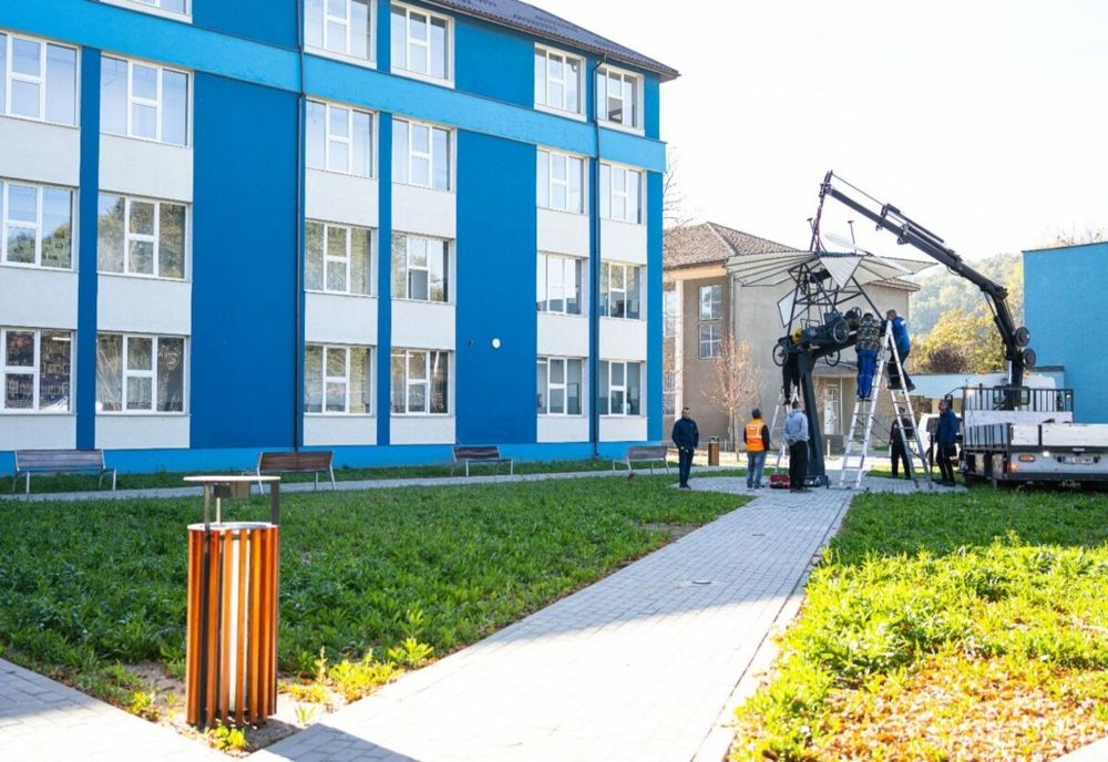 În curtea Liceului Traian Vuia din Reșița a fost amplasată macheta avionului care a realizat primul zbor autopropulsat din lume