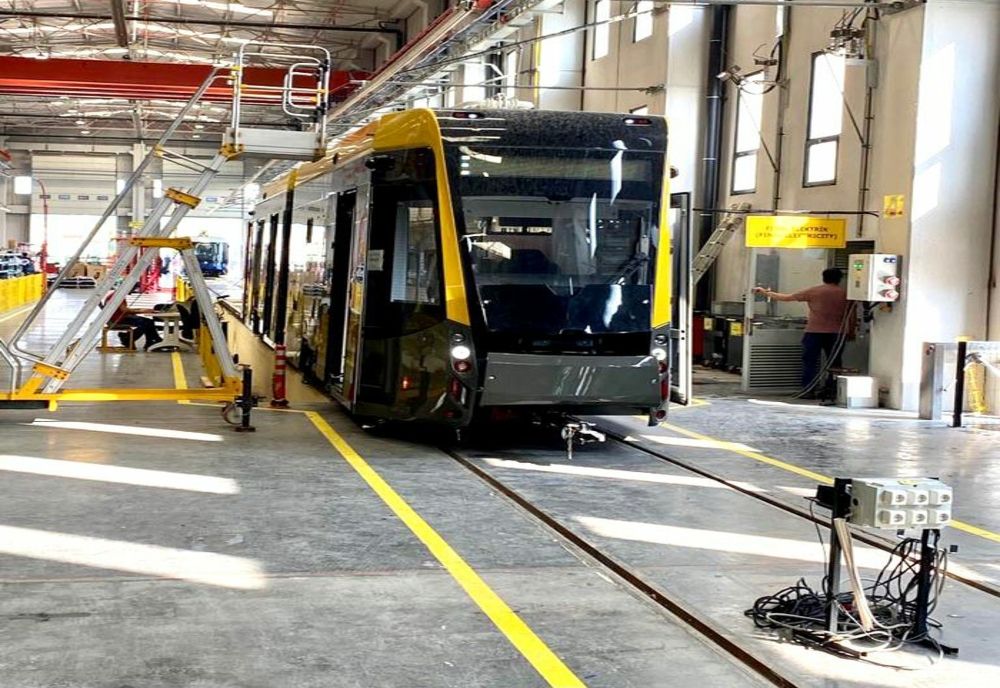 Primul dintre cele 13 tramvaie turcești care vor circula în Reșița a intrat în această dimineață în România