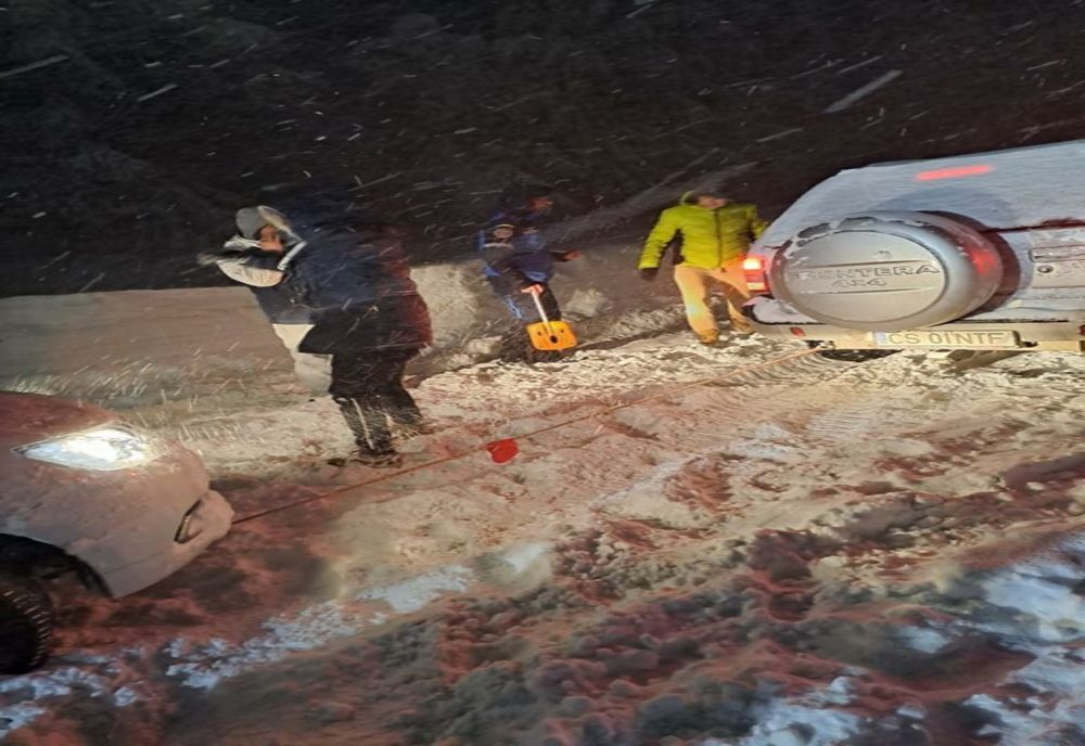 80 de persoane printre care și copii au fost salvate de jandarmii montani din Caraș Severin