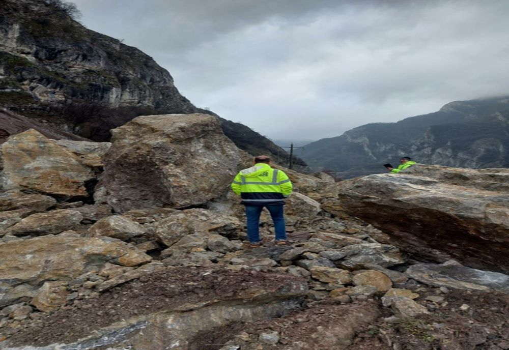 Probleme continuă pe drumul cu circulația oprită din cauza versantul fisurat din zona Berzasca 