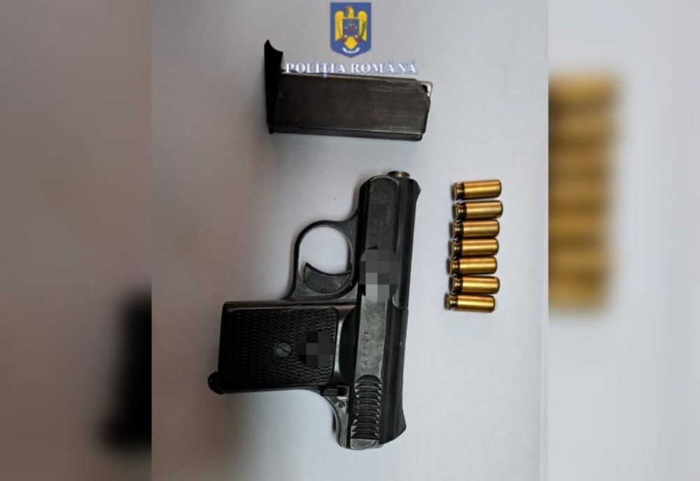 Armă introdusă ilegal în țară, ridicată de polițiștii cărășeni