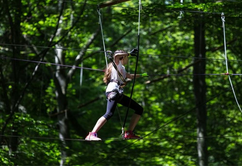 Parc de aventură cu turn de agrement, tiroliene și sanie de vară, la Reșița