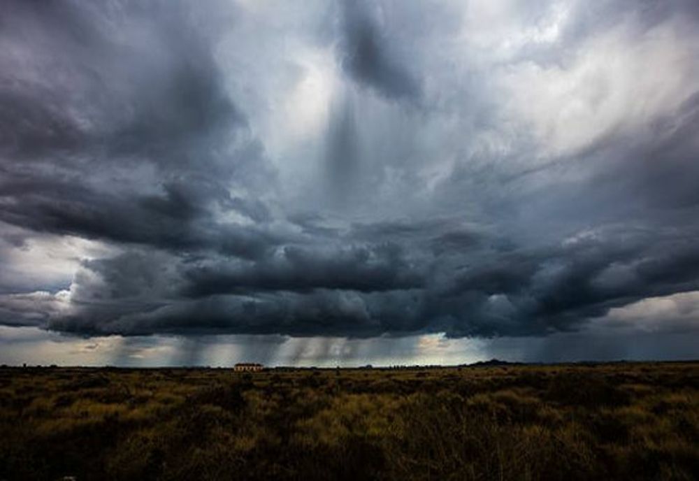Alertă meteo de fenomene extreme: cod ROȘU de vânt puternic - rafale de până la 140 k/h. Cod portocaliu de VISCOL - HARTA