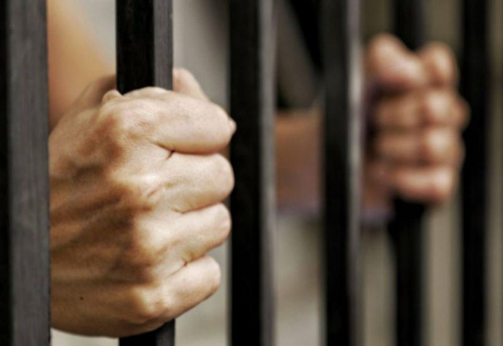 Condamnați pentru trafic de minori și act sexual cu un minor, prinși de polițiștii cărășeni