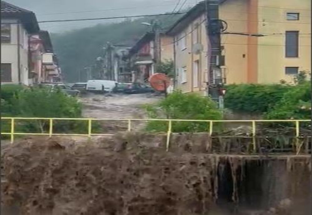 Imagini teribile surprinse la Reșița. Apele mătură totul în cale,  pompierii au fost solicitați în mai multe situații. VIDEO