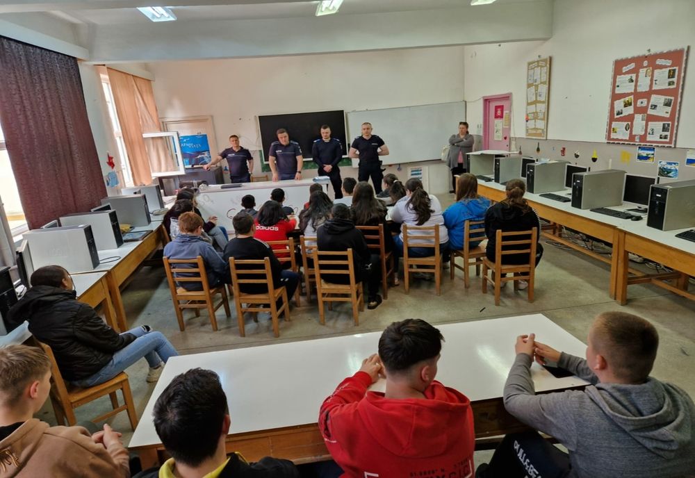 Violența în școli: cum poate fi prevenită. Polițiștii din Caraș-Severin s-au întâlnit cu elevii