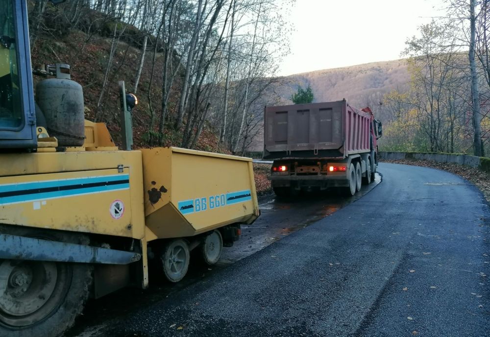 Drumul care leagă două destinații emblematice pentru turismul din Caraș-Severin, subiect de petiție online