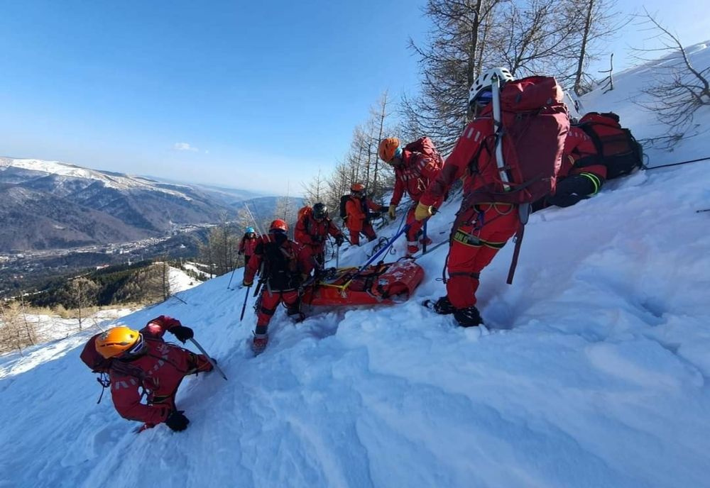 Peste 50 de persoane, salvate de pe munte în ultimele 24 de ore. Jumătate dintre ele, transportate la spital
