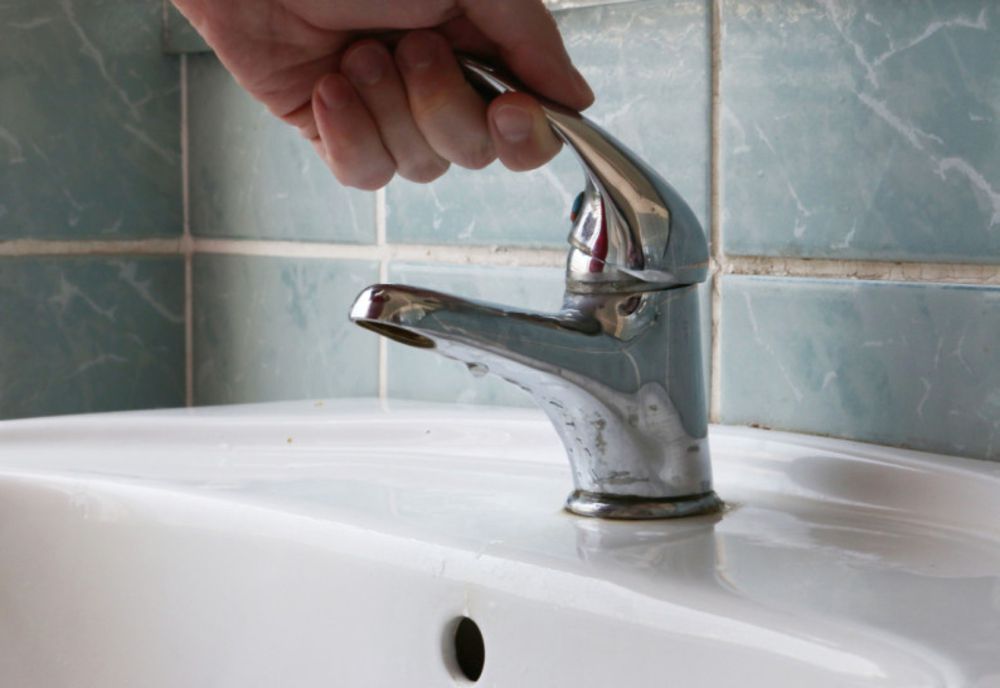 Amenzi pentru românii care udă grădinile cu apa de la robinet