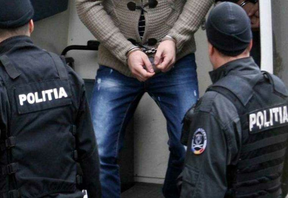 RECIDIVIST ARESTAT LA REȘIȚA DUPĂ CE A LOVIT CU BESTIALITATE UN BĂRBAT PE STRADĂ