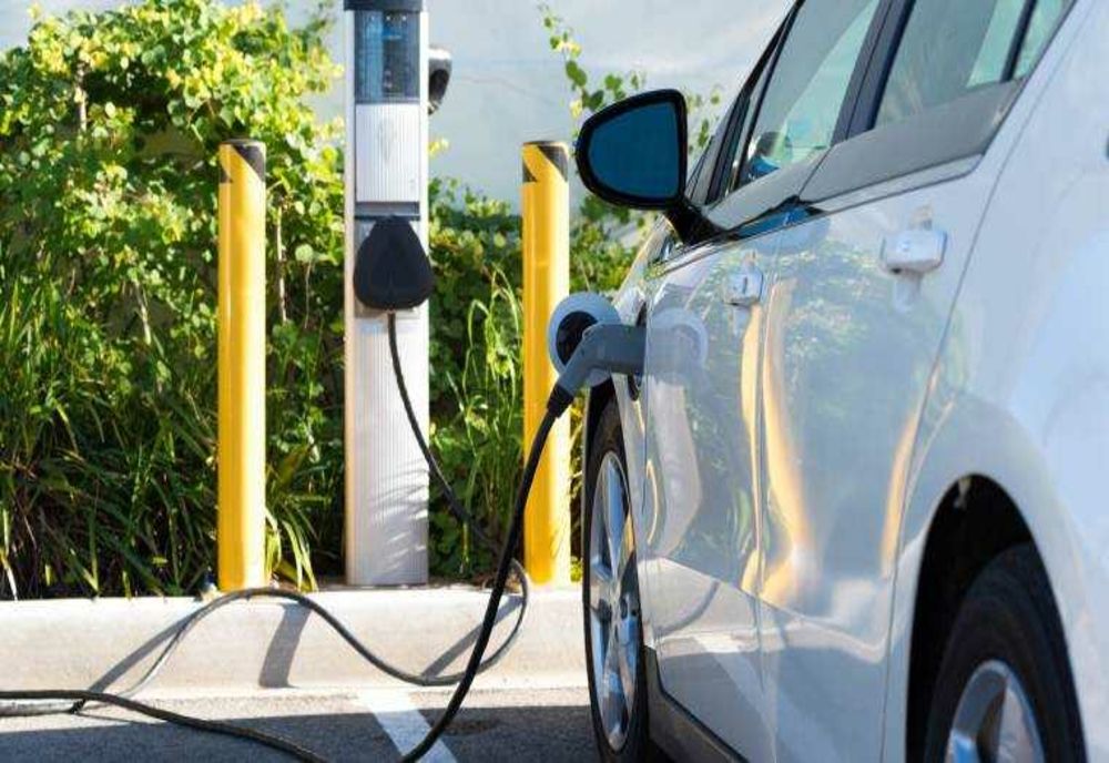 PIAȚA DE AUTOMOBILE ELECTRICE ÎN ROMÂNIA: SCĂDERE CU 40% A ÎNMATRICULĂRILOR